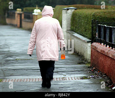 Glasgow, Schottland, Großbritannien, 5. Februar, 2019. UK Wetter: Eisige Temperaturen und eine gelbe Warnmeldung für Eis gab den Weg zum wärmeren Wetter und Regen wie die Einheimischen von der Arbeit nach Hause gekämpft. Kredit Gerard Fähre / alamy Leben Nachrichten Stockfoto