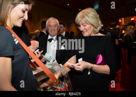 Wiesbaden, Deutschland. 02 Feb, 2019. Losverkaeufer, Pool Foto! Ball des Sports in Wiesbaden auf 02.02.2019 | Verwendung der weltweiten Kredit: dpa/Alamy leben Nachrichten Stockfoto