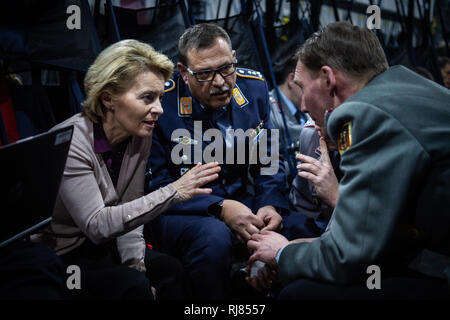 05. Februar 2019, ---: Ursula von der Leyen (l-r, CDU), Minister für Verteidigung, Martin Vogelsang, Chef des Stabes und stellvertretender Vorsitzender des Betriebsrats des Ministeriums für Verteidigung, und Christian Freudig, Oberst im Generalstab und Adjutant des Ministers der Verteidigung, treffen sich in der A400M, auf dem Weg zurück aus Estland. Foto: Arne Immanuel Bänsch/dpa Stockfoto