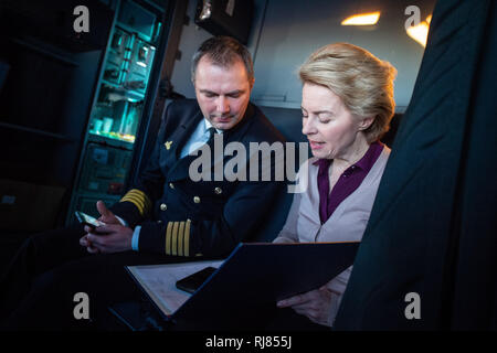 05. Februar 2019, ---: Ursula von der Leyen (CDU), Minister für Verteidigung, und Frank Fähnrich, Kapitän zur See und Sprecher im Ministerium für Verteidigung, treffen sich im Cockpit eines 400 m auf dem Weg zurück aus Estland in Berlin. Foto: Arne Immanuel Bänsch/dpa Stockfoto