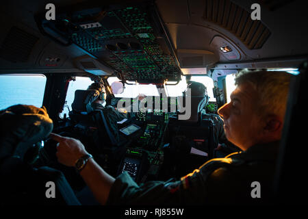 05. Februar 2019, ---: Air Force Piloten sitzen im Cockpit eines 400 m auf der Rückreise des Ministers der Verteidigung. Von der Leyen reiste in den Baltischen Staaten zu besuchen Bundeswehr stationiert. Foto: Arne Immanuel Bänsch/dpa Stockfoto