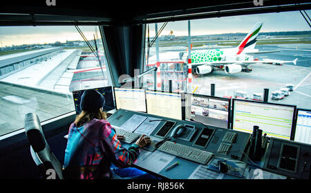 Hamburg, Deutschland. 05 Feb, 2019. Eine Bodensteuerung arbeitet im Turm des Hamburger Flughafens, während eine A380 der Fluggesellschaft Emirates auf dem Vorfeld bearbeitet wird. Quelle: Axel Heimken/dpa/Alamy leben Nachrichten Stockfoto