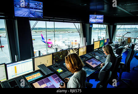 Hamburg, Deutschland. 05 Feb, 2019. Die bodenkontrolleure Arbeiten im Turm von Hamburg Airport. Quelle: Axel Heimken/dpa/Alamy leben Nachrichten Stockfoto