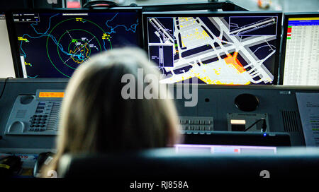 Hamburg, Deutschland. 05 Feb, 2019. Eine Bodensteuerung arbeitet im Tower des Flughafen Hamburg. Quelle: Axel Heimken/dpa/Alamy leben Nachrichten Stockfoto