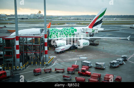 Hamburg, Deutschland. 05 Feb, 2019. Ein Airbus A380 der Fluggesellschaft Emirates auf dem Vorfeld des Hamburger Flughafens abgewickelt wird. Quelle: Axel Heimken/dpa/Alamy leben Nachrichten Stockfoto