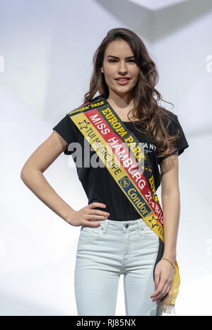 Rust, Deutschland. 04 Feb, 2019. Pricilla Klein (Miss Hamburg), Kandidaten für die Wahl der "Miss Deutschland", ist auf der Bühne bei der Präsentation in den Europa-Park. Die Wahl der "Miss Deutschland 2019" wird am 23.2.2019 in Rust. Quelle: Patrick Seeger/dpa/Alamy leben Nachrichten Stockfoto