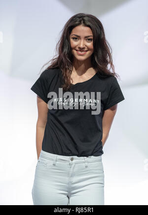 Rust, Deutschland. 04 Feb, 2019. Anastasia Aksak (Miss Sachsen), Kandidaten für die Wahl der "Miss Deutschland", ist auf der Bühne bei der Präsentation in den Europa-Park. Die Wahl der "Miss Deutschland 2019" wird am 23.2.2019 in Rust. Quelle: Patrick Seeger/dpa/Alamy leben Nachrichten Stockfoto
