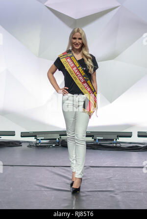 Rust, Deutschland. 04 Feb, 2019. Verena Mann (Miss Bayern), Kandidaten für die Wahl der "Miss Deutschland", ist auf der Bühne bei der Präsentation in den Europa-Park. Die Wahl der "Miss Deutschland 2019" wird am 23.2.2019 in Rust. Quelle: Patrick Seeger/dpa/Alamy leben Nachrichten Stockfoto