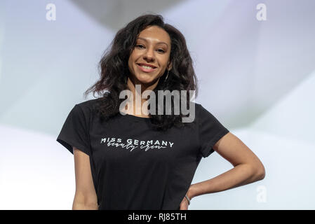 Rust, Deutschland. 04 Feb, 2019. Miriam Cisse (Miss Saarland), Kandidaten für die Wahl der "Miss Deutschland", ist auf der Bühne des Leistung in den Europa-Park. Die Wahl der "Miss Deutschland 2019" wird am 23.2.2019 in Rust. Quelle: Patrick Seeger/dpa/Alamy leben Nachrichten Stockfoto