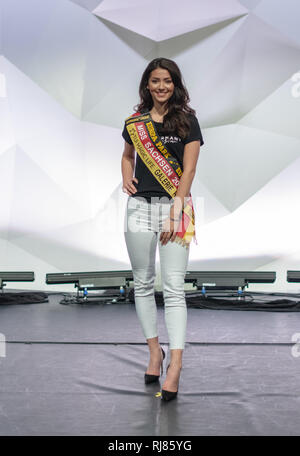 Rust, Deutschland. 04 Feb, 2019. Anastasia Aksak (Miss Sachsen), Kandidaten für die Wahl der "Miss Deutschland", ist auf der Bühne bei der Präsentation in den Europa-Park. Die Wahl der "Miss Deutschland 2019" wird am 23.2.2019 in Rust. Quelle: Patrick Seeger/dpa/Alamy leben Nachrichten Stockfoto