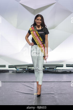 Rust, Deutschland. 04 Feb, 2019. Saida Rovcanin (Miss Hessen), Kandidaten für die Wahl der "Miss Deutschland", ist auf der Bühne bei der Präsentation in den Europa-Park. Die Wahl der "Miss Deutschland 2019" wird am 23.2.2019 in Rust. Quelle: Patrick Seeger/dpa/Alamy leben Nachrichten Stockfoto