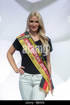Rust, Deutschland. 04 Feb, 2019. Verena Mann (Miss Bayern), Kandidaten für die Wahl der "Miss Deutschland", ist auf der Bühne bei der Präsentation in den Europa-Park. Die Wahl der "Miss Deutschland 2019" wird am 23.2.2019 in Rust. Quelle: Patrick Seeger/dpa/Alamy leben Nachrichten Stockfoto