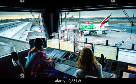 Hamburg, Deutschland. 05 Feb, 2019. Die bodenkontrolleure Arbeiten im Turm des Hamburger Flughafens, während eine A380 der Fluggesellschaft Emirates auf dem Vorfeld behandelt wird. Quelle: Axel Heimken/dpa/Alamy leben Nachrichten Stockfoto