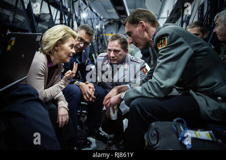 05. Februar 2019, ---: Ursula von der Leyen (l-r, CDU), Minister für Verteidigung, Martin Vogelsang, Chef des Stabes und stellvertretender Vorsitzender des Betriebsrats des Ministeriums für Verteidigung, Tobias Brösdorf, Oberstleutnant und Sprecher des allgemeinen Vertrauens Ausschuss im Ministerium für Verteidigung, und Christian Freudig, Oberst im Generalstab und Adjutant des Ministers der Verteidigung, treffen sich in der A400M, auf dem Weg zurück aus Estland. Foto: Arne Immanuel Bänsch/dpa Stockfoto