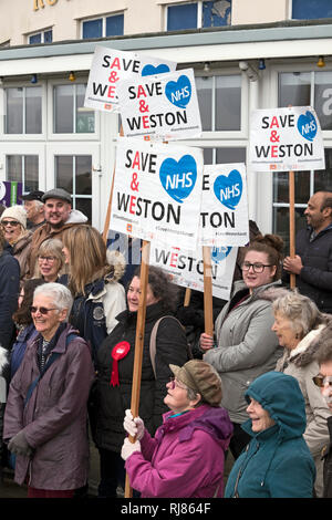 Weston-super-Mare, Großbritannien. 5. Februar, 2019. Die Demonstranten protestieren gegen die geplante Herabstufung von Leistungen bei Weston General Hospital. Die Demonstration fand außerhalb des Royal Hotel, wo der Verwaltungsrat des Bristol, North Somerset und South Gloucestershire klinische Inbetriebnahme Gruppe war, die Vorschläge zu prüfen. Keith Ramsey/Alamy leben Nachrichten Stockfoto