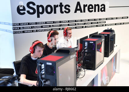 Der Begriff e-sport (elektronischer Sport, andere Schreibweisen in den deutschsprachigen Ländern sind ESport, e-sport, e-sport, e-sports und e-sport) bezieht sich auf die sportlichen Wettbewerb zwischen Menschen mit Hilfe von Computerspielen. Im Allgemeinen ist die Konkurrenz mit dem Multiplayer Modus von einem Computer Spiel gespielt. Die Regeln des Wettbewerbs sind von der Software (computer game) und externen Wettbewerb Vorschriften, wie sie die Regeln des Wettbewerbs Veranstalter festgelegt. E-Sport betreibt auf Personal Computern und Spielekonsolen. Die Wettbewerber sind e-Sportler. ISPO 2019 am 04.02.2019 im M Stockfoto