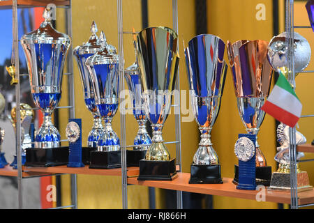 München, Deutschland. 04 Feb, 2019. Cups, Cups, Trophäen ISPO 2019 am 05.02.2019 in München. | Verwendung der weltweiten Kredit: dpa/Alamy leben Nachrichten Stockfoto