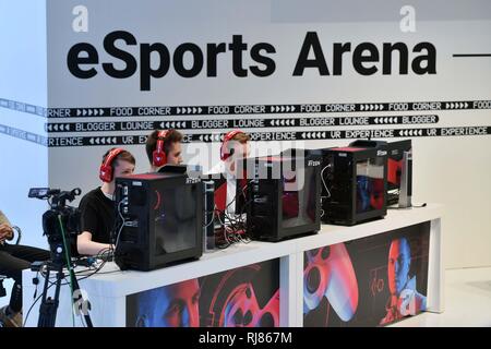 Der Begriff e-sport (elektronischer Sport, andere Schreibweisen in den deutschsprachigen Ländern sind ESport, e-sport, e-sport, e-sports und e-sport) bezieht sich auf die sportlichen Wettbewerb zwischen Menschen mit Hilfe von Computerspielen. Im Allgemeinen ist die Konkurrenz mit dem Multiplayer Modus von einem Computer Spiel gespielt. Die Regeln des Wettbewerbs sind von der Software (computer game) und externen Wettbewerb Vorschriften, wie sie die Regeln des Wettbewerbs Veranstalter festgelegt. E-Sport betreibt auf Personal Computern und Spielekonsolen. Die Wettbewerber sind e-Sportler. ISPO 2019 am 04.02.2019 im M Stockfoto