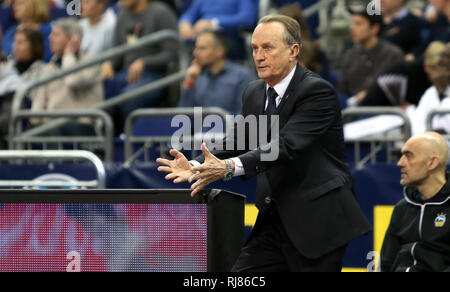 05. Februar 2019, Berlin: Basketball: Eurocup ALBA Berlin - Partizan Belgrad, Zwischenrunde, Gruppe E, 6. Spieltag. Albas Trainer Aito Garcia Reneses steht gestikulierend am Rande des Feldes. Foto: Andreas Gora/dpa Stockfoto