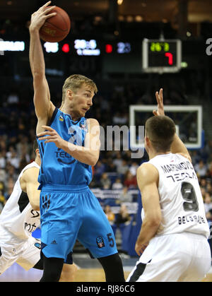 05. Februar 2019, Berlin: Basketball: Eurocup ALBA Berlin - Partizan Belgrad, Zwischenrunde, Gruppe E, 6. Spieltag. Albas Niels Giffey (l) springt auf den Ball gegen Vanja Marinkovic von Partizan Belgrad. Foto: Andreas Gora/dpa Stockfoto