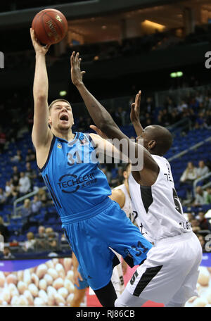 05. Februar 2019, Berlin: Basketball: Eurocup ALBA Berlin - Partizan Belgrad, Zwischenrunde, Gruppe E, 6. Spieltag. Albas Rokas Giedraitis springt auf den Ball gegen Bandja Sy von Partizan Belgrad. Foto: Andreas Gora/dpa Stockfoto