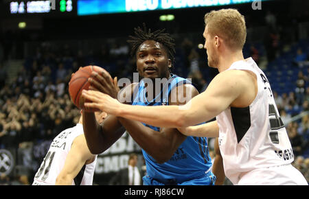 05. Februar 2019, Berlin: Basketball: Eurocup ALBA Berlin - Partizan Belgrad, Zwischenrunde, Gruppe E, 6. Spieltag. Albas Landry Nnoko (l) hält den Ball gegen Jock Landale von Partizan Belgrad. Foto: Andreas Gora/dpa Stockfoto