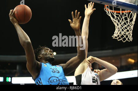 05. Februar 2019, Berlin: Basketball: Eurocup ALBA Berlin - Partizan Belgrad, Zwischenrunde, Gruppe E, 6. Spieltag. Albas Landry Nnoko (l) Springt zum Korb gegen Jock Landale von Partizan Belgrad. Foto: Andreas Gora/dpa Stockfoto