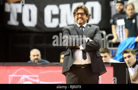 05. Februar 2019, Berlin: Basketball: Eurocup ALBA Berlin - Partizan Belgrad, Zwischenrunde, Gruppe E, 6. Spieltag. Der Belgrader Head Coach Andrea Trinchieri steht Lachen auf der Seitenlinie. Foto: Andreas Gora/dpa Stockfoto