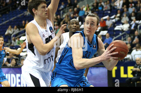 05. Februar 2019, Berlin: Basketball: Eurocup ALBA Berlin - Partizan Belgrad, Zwischenrunde, Gruppe E, 6. Spieltag. Dusan Tanaskovic (l) von Partizan Belgrad verteidigt gegen Albas Dennis Clifford. Foto: Andreas Gora/dpa Stockfoto