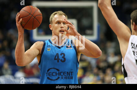 05. Februar 2019, Berlin: Basketball: Eurocup ALBA Berlin - Partizan Belgrad, Zwischenrunde, Gruppe E, 6. Spieltag. Albas Lukas Sikma hält den Ball. Foto: Andreas Gora/dpa Stockfoto