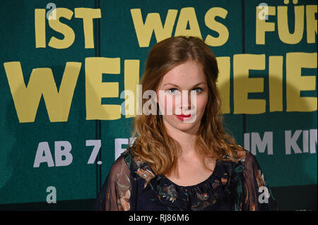 05. Februar 2019, Nordrhein-Westfalen, Köln: Die Schauspielerin Emilia Bernsdorf kommt zur Premiere des Films "Glück ist war für Weicheier". Der Film startet am 07.02.2019 in die Kinos. Foto: Henning Kaiser/dpa Stockfoto