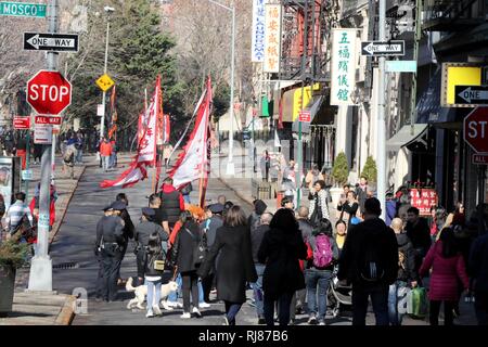 New York, NY, USA. 5. Februar, 2019. New York chinesische Gemeinschaft Feiern zum chinesischen Neujahr 2019 - Jahr des Schweins am 5. Februar 2019, in der New Yorker Chinatown. © 2019 G. Ronald Lopez/DigiPixsAgain. us/Alamy leben Nachrichten Stockfoto