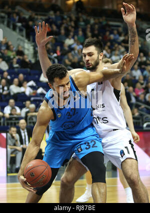 05. Februar 2019, Berlin: Basketball: Eurocup ALBA Berlin - Partizan Belgrad, Zwischenrunde, Gruppe E, 6. Spieltag. Albas Johannes Thiemann kämpft gegen Nikola Jankovic von Partizan Belgrad für den Ball. Foto: Andreas Gora/dpa Stockfoto