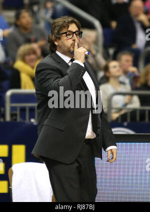 05. Februar 2019, Berlin: Basketball: Eurocup ALBA Berlin - Partizan Belgrad, Zwischenrunde, Gruppe E, 6. Spieltag. Der Belgrader Head Coach Andrea Trinchieri legt den Finger auf den Mund. Foto: Andreas Gora/dpa Stockfoto