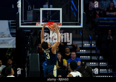 Winston-Salem, NC, USA. 5. Februar, 2019. Pittsburgh Panthers guard Malik Ellison (3) wirft ein Dunk in der AKKUMULATOR Basketball matchup an LJVM Coliseum in Winston-Salem, NC. (Scott Kinser/Cal Sport Media) Credit: Csm/Alamy leben Nachrichten Stockfoto