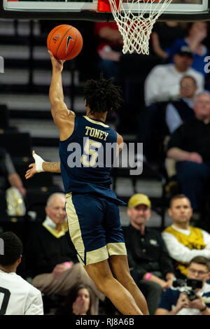 Winston-Salem, NC, USA. 5. Februar, 2019. Pittsburgh Panthers guard Au 'Diese Toney (5) geht für das Layup in der AKKUMULATOR Basketball matchup an LJVM Coliseum in Winston-Salem, NC. (Scott Kinser/Cal Sport Media) Credit: Csm/Alamy leben Nachrichten Stockfoto