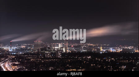 Berlin, Deutschland. 05 Feb, 2019. Rauch steigt aus den Schornsteinen der Ruhleben Waste-to-Energy plant. (Lange Belichtung) Credit: Paul Zinken/dpa/Alamy leben Nachrichten Stockfoto