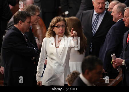 Februar 5, 2019 - Washington, District of Columbia, USA - United States Vertreter Debbie Wasserman-Schultz (Demokrat von Florida) zeigt in der Galerie vom Boden vor US-Präsident Donald J. Trumpf seiner zweiten jährlichen Rede zur Lage der Union zu einer gemeinsamen Sitzung im US-Kongress im Kapitol in Washington, DC am Dienstag, 5. Februar 2019. Sie trägt eine weiße in Reaktion auf repräsentativen Lois Frankel's Anruf zu quittieren sie die Wähler, die übergeben die Demokraten die Mehrheit in dem Haus in der midterm Wahlen und eine Erinnerung daran, dass Sie planen, für Frauen wirtschaftliche s zu machen Stockfoto