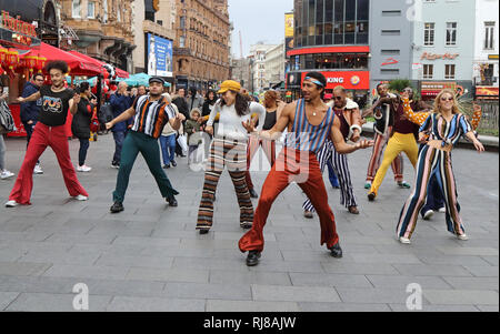 Die amerikanische Seele crew gesehen tanzen zusammen in den Straßen von London. Zu Ehren der BET (Black Entertainment Television) Netzwerk von Groovy neue Periode Drama, amerikanische Seele, ein Flash Mob Dance Übernahme auf den Straßen von London. Stockfoto