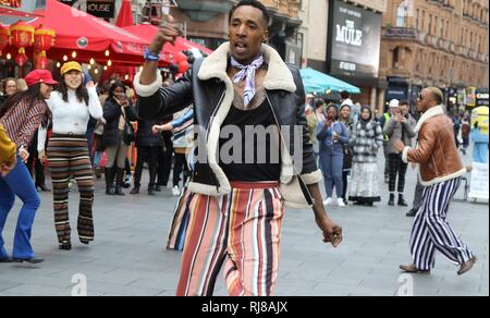 Die amerikanische Seele crew gesehen tanzen zusammen in den Straßen von London. Zu Ehren der BET (Black Entertainment Television) Netzwerk von Groovy neue Periode Drama, amerikanische Seele, ein Flash Mob Dance Übernahme auf den Straßen von London. Stockfoto