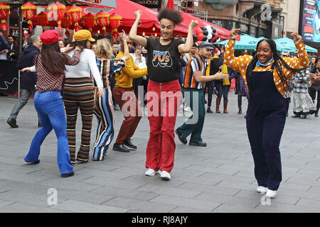 Die amerikanische Seele crew gesehen tanzen zusammen in den Straßen von London. Zu Ehren der BET (Black Entertainment Television) Netzwerk von Groovy neue Periode Drama, amerikanische Seele, ein Flash Mob Dance Übernahme auf den Straßen von London. Stockfoto