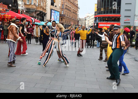 Die amerikanische Seele crew gesehen tanzen zusammen in den Straßen von London. Zu Ehren der BET (Black Entertainment Television) Netzwerk von Groovy neue Periode Drama, amerikanische Seele, ein Flash Mob Dance Übernahme auf den Straßen von London. Stockfoto