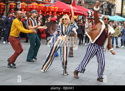 Die amerikanische Seele crew gesehen tanzen zusammen in den Straßen von London. Zu Ehren der BET (Black Entertainment Television) Netzwerk von Groovy neue Periode Drama, amerikanische Seele, ein Flash Mob Dance Übernahme auf den Straßen von London. Stockfoto