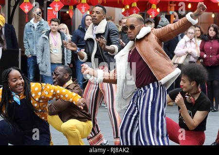 Die amerikanische Seele crew gesehen tanzen zusammen in den Straßen von London. Zu Ehren der BET (Black Entertainment Television) Netzwerk von Groovy neue Periode Drama, amerikanische Seele, ein Flash Mob Dance Übernahme auf den Straßen von London. Stockfoto