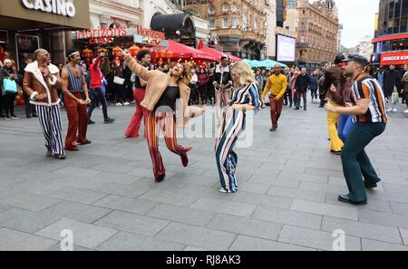 Die amerikanische Seele crew gesehen tanzen zusammen in den Straßen von London. Zu Ehren der BET (Black Entertainment Television) Netzwerk von Groovy neue Periode Drama, amerikanische Seele, ein Flash Mob Dance Übernahme auf den Straßen von London. Stockfoto