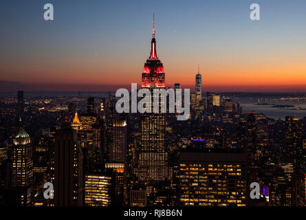 Peking, USA. 4 Feb, 2019. Die Oberseite der Sehenswürdigkeiten Empire State Building leuchtet in speziell entwickelten Leuchten für chinesische Mondjahr in New York, USA, Februar 4, 2019. Die Sehenswürdigkeiten Empire State Building in Midtown Manhattan aufstrahlen in Rot, Blau und Gelb auf seiner Spitze am Montag und Dienstag Nächte, das wichtigste Fest in der chinesischen Kultur zu Ehren für das 19. Jahr in Folge. Credit: Wang Ying/Xinhua/Alamy leben Nachrichten Stockfoto