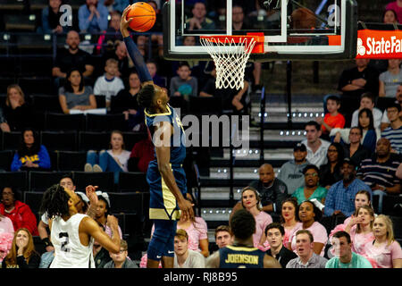 Winston-Salem, NC, USA. 5. Februar, 2019. Pittsburgh Panthers guard Sidy N'Dir (11) Geht für die dunk in der AKKUMULATOR Basketball matchup an LJVM Coliseum in Winston-Salem, NC. (Scott Kinser/Cal Sport Media) Credit: Csm/Alamy leben Nachrichten Stockfoto