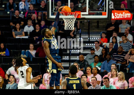 Winston-Salem, NC, USA. 5. Februar, 2019. Pittsburgh Panthers guard Sidy N'Dir (11) Geht für die dunk in der AKKUMULATOR Basketball matchup an LJVM Coliseum in Winston-Salem, NC. (Scott Kinser/Cal Sport Media) Credit: Csm/Alamy leben Nachrichten Stockfoto