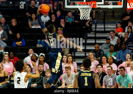 Winston-Salem, NC, USA. 5. Februar, 2019. Pittsburgh Panthers guard Sidy N'Dir (11) Geht für die dunk in der AKKUMULATOR Basketball matchup an LJVM Coliseum in Winston-Salem, NC. (Scott Kinser/Cal Sport Media) Credit: Csm/Alamy leben Nachrichten Stockfoto