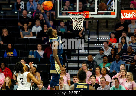 Winston-Salem, NC, USA. 5. Februar, 2019. Pittsburgh Panthers guard Sidy N'Dir (11) Geht für die dunk in der AKKUMULATOR Basketball matchup an LJVM Coliseum in Winston-Salem, NC. (Scott Kinser/Cal Sport Media) Credit: Csm/Alamy leben Nachrichten Stockfoto